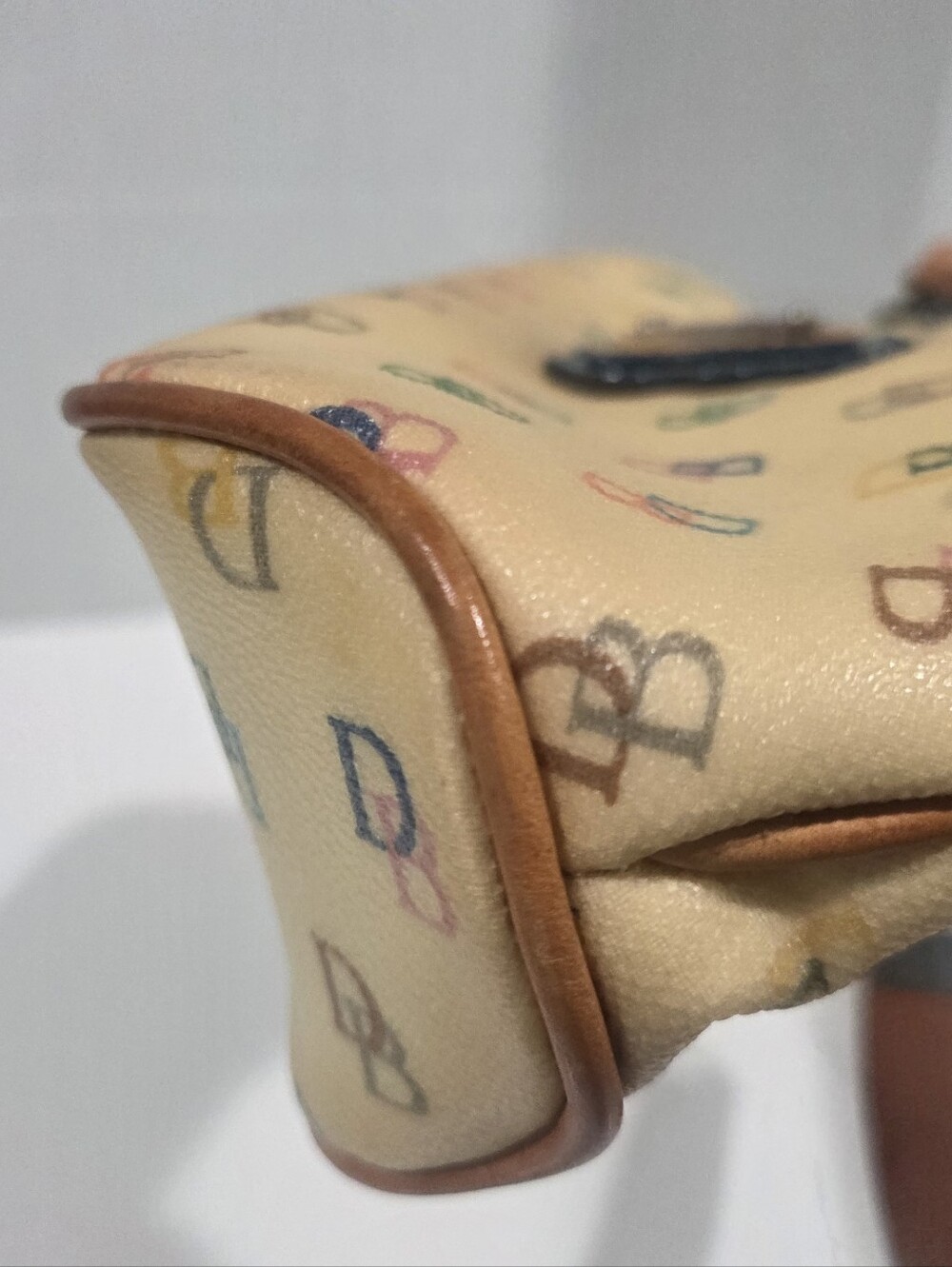 Dooney & Bourke Cream Multicolor Signature DB Logo Shoulder Bag with Tan Y2K. - Picture 16 of 16